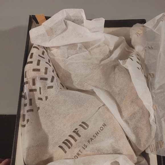 Elegant Tan Strappy Heels W/3in Heel. Size 9, New In Box And Dust Bags - Picture 8 of 9